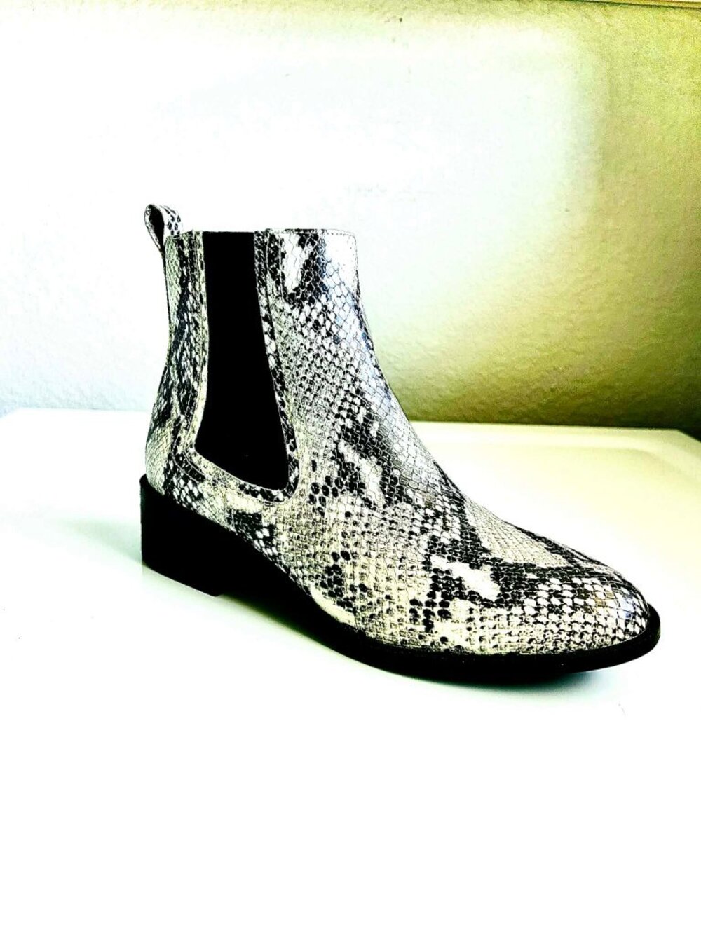 NIB STEVE MADDEN Devan Snakeskin Chelsea Booties Vegan Leather Blk\Cream 9 - Picture 2 of 10